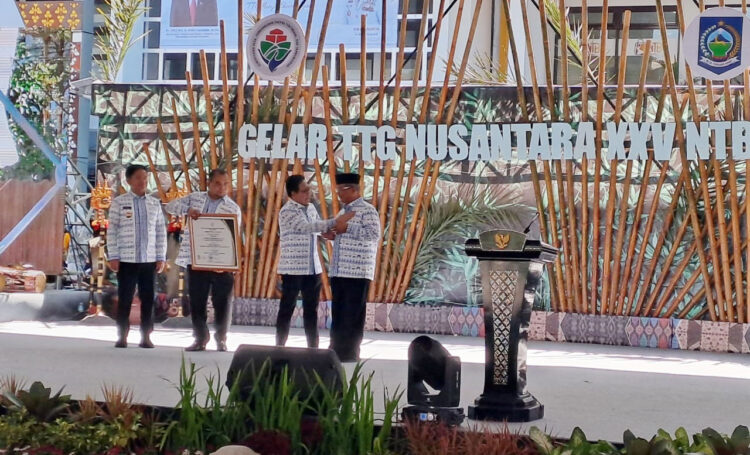 Gigih Membina Teknologi Tepat Guna, Gubernur Sumbar Raih Lencana Abdi Inovasi Desa dari Kemendes PDTT 1 PENGHARGAAN— Mendes PDTT Abdul Halim Iskandar menyematkan piagam dan lencana Abdi Inovasi Desa kepada Gubernur Sumbar Mahyeldi Ansharullah, diwakili Kepala Dinas PMD Sumbar, Amasrul saat pembukaan Gelar TTGN ke-25 di Lapangan Islamic Center Mataram, NTB, Senin (15/7).