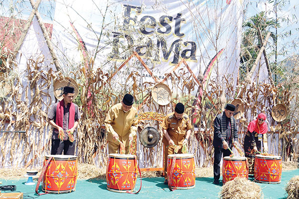 Festival Danau Maninjau ke-3 Dibuka, Bupati Agam: Fesdama Perkuat Adat dan Budaya 1 TAMBUA TANSA— Gubernur Sumbar, Mahyeldi, bersama Bupati Agam, Andri Warman, melakukan pemukulan tambua tansa,
pertanda dibukanya Fesdama ke-3, Selasa (30/7).