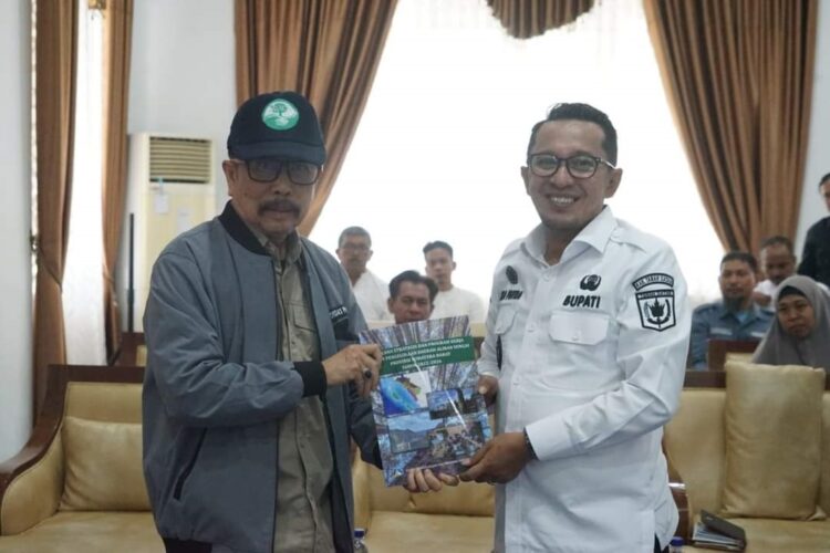Fordas Sumbar Dorong Upaya Pemulihan DAS di Tanah Datar 1 CINDERA MATA— Ketua Fordas Sumbar Isril Berd serahkan cindera mata pada Bupati Eka Putra.