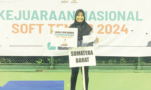 JUARA KEJURNAS SOFT TENNIS— Atlet binaan PT Semen Padang, Fukratuz Zakiah (20), berhasil meraih juara III di Kejurnas Soft Tennis 2024 yang digelar PP PESTI, di Lapangan Tenis Hotel Borobudur, Jakarta, pada Kamis-Sabtu (11-13/7) lalu.