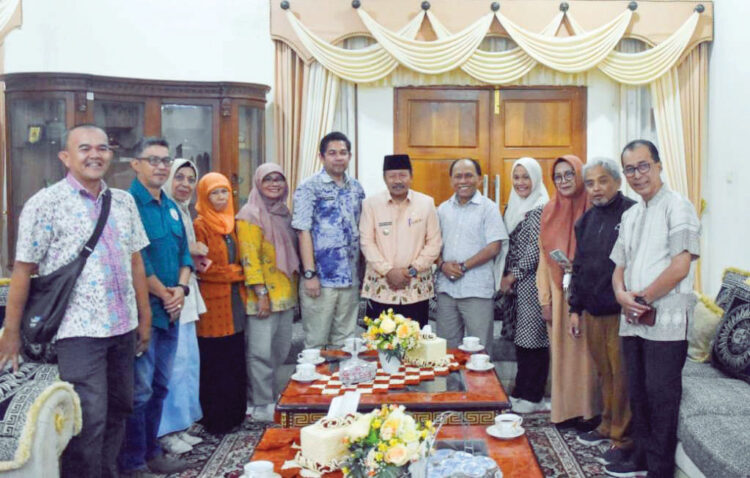 Gelar Operasi Katarak Gratis Bertema Cahaya Kemerdekaan, Bupati Agam Dukung Penuh IASMA 1 AUDIENSI— IASMA usai beraudiensi dengan Bupati Agam Andri Warman bahas rencana kegiatan operasi katarak gratis untuk seluruh masyarakat di Kabupaten Agam, Kamis (25/7).