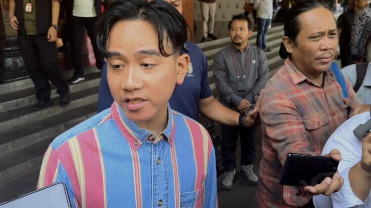 WAWANCARA— Wapres terpilih Gibran Rakabuming Raka saat diwawancarai wartawan.