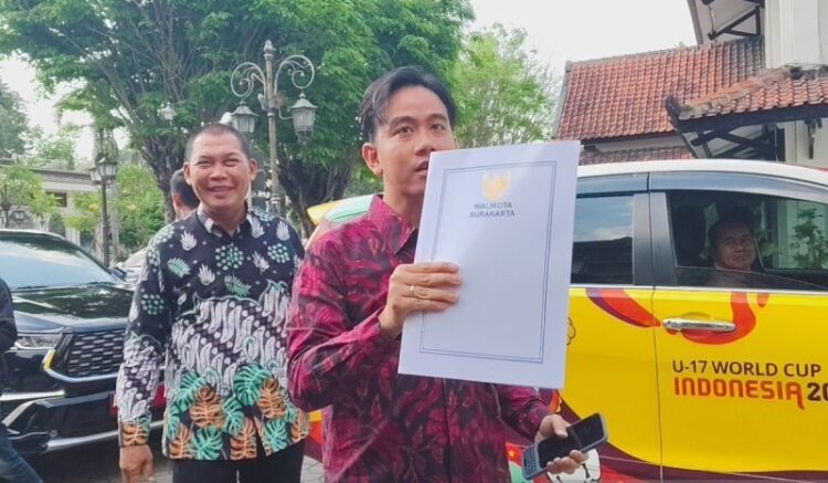 Akan Dilantik jadi Wapres, Gibran Mundur dari Jabatan Wali Kota 1 MENGUNDURKAN DIRI— Gibran Rakabuming Raka didampingi oleh Teguh Prakosa sampai
di Kantor DPRD Kota Surakarta, untuk menyerahkan surat pengunduran
diri sebagai wali kota.