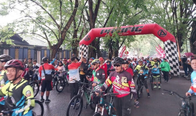 Meriahkan HUT Kota Padang ke-355, 22 Ribu Goweser Ditargetkan Ikut Gowes Adventure 1 GOWES ADVENTURE— Puluhan ribu goweser ikut saat Gowes Siti Nurbaya yang digelar Maret 2024 lalu. Pemko Padang menargetkan sebanyak 22 ribur goweser akan ikut dalam Gowes Adventure memeriahkan HUT Kota Padang ke-355.