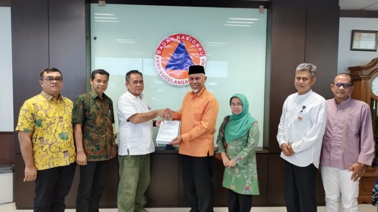 Antarkan Langsung Usulan dan Rekomendasi ke BNPB, Tidak Kenal Lelah, Gubernur Perjuangkan Dana Penanganan Bencana di Sumbar 1 SERAHKAN USULAN—
Gubernur Sumbar, Mahyeldi Ansharullah didampingi sejumlah Kepala OPD Pemprov Sumbar menyerahkan usulan dan rekomendasi penanganan bencana kepada Deputi RR BNPB, Jarwansyah, Jumat (19/7) di Kantor BNPB Jakarta.