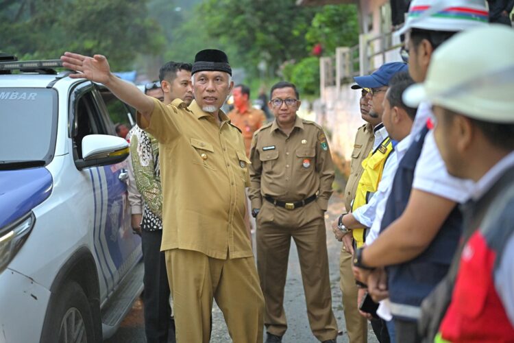 Pengerjaan Jalan Lembah Anai Terus Dikebut, Gubernur Mahyeldi Minta Masyarakat Sabar Menunggu 1 TINJAU PROGRES JALAN LEMBAH ANAI— Gubernur Sumbar Mahyeldi saat meninjau proses dan perkembangan rekonstruksi permanen jalan nasional Lembah Anai, Selasa (9/7).