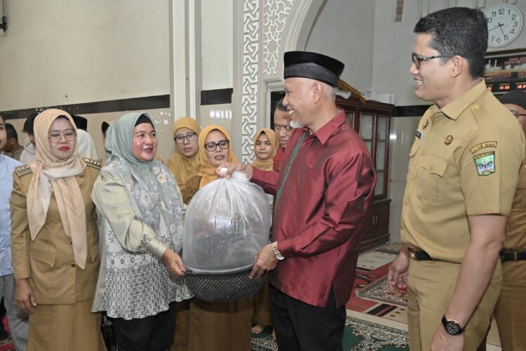 SALURKAN BIBIT IKAN— Gubernur Sumatera Barat Mahyeldi Ansharullah menyalurkan bantuan BPJS Ketenagakerjaan, bibit ikan, dan peralatan untuk nelayan di Kabupaten Padang Pariaman, Selasa (2/7).
