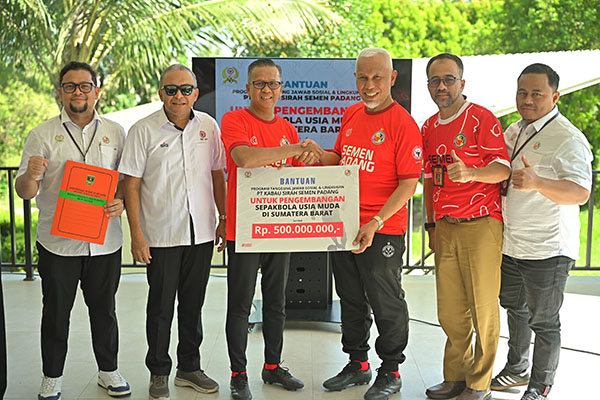 Gubernur Mahyeldi Terus Pekuat Sinergitas Pemprov dan Semen Padang untuk Sepakbola Sumbar 1 PENYERAHAN— Penyerahan SK Pinjam Pakai GOR H. Agus Salim dan penyerahan bantuan pembinaan sepakbola untuk Pemprov Sumbar oleh Dirut PT Semen Padang, Indrieffouny Indra, kepada Gubernur Sumbar Mayheldi, Senin (22/7).