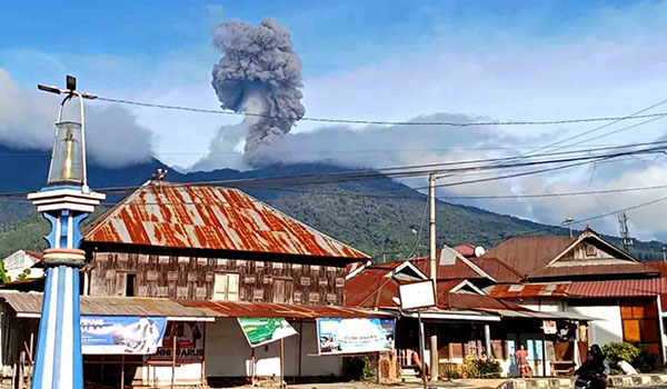 ERUPSI— Kondisi Gunung Marapi 
yang mengalami erupsi pada 
Rabu sore (10/7).