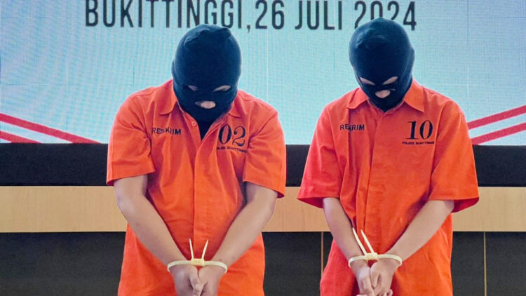 2 Guru Pesantren Cabul Diduga Sindikat LGBT, Menyusup Lembaga Pendidikan Berasrama, 3 Santri Disodomi, 37 Orang Dilecehkan 1 GURU CABUL— Dua oknum guru Ponpes MTI Candung yang ditetapkan sebagai tersangka kasus pelecehan seksual dan cabul terhadap
puluhan santri.