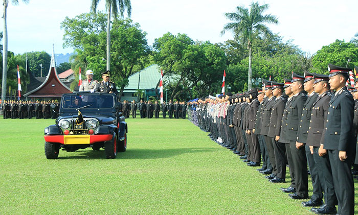 CEK PASUKAN— Kapolda Sumbar mengecek pasukan pada saat upacara peringatan Hari Bhayangkara ke-78.
