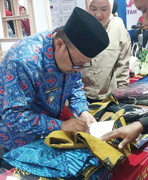 PERINGATAN HARGANAS— Bupati Agam, Andri Warman saat menghadiri puncak peringatan Hari Keluarga Nasional (Harganas) ke 31, di Semarang, Provinsi Jawa Tengah, Sabtu (29/6).