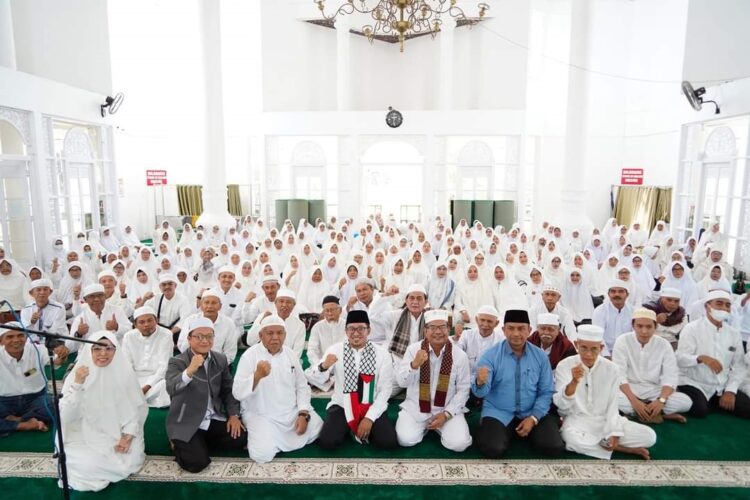 SYUKURAN— Bupati Tanah Datar Eka Putra, menghadiri silaturahmi akbar dan syukuran jamaah haji yang baru kembali dari tanah suci, di Masjid Nurul Amin Pagaruyung.