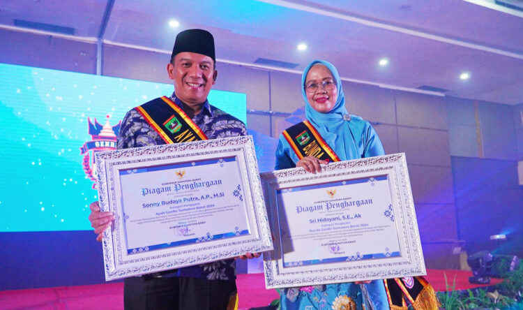 Sukses Implementasikan Program GenRe di Padangpanjang, Pj Wako dan Pj Ketua TP-PKK Terima Anugerah Ayah dan Bunda GenRe Pengayom 1 TERIMA ANUGERAH— Penjabat (Pj) Wali Kota, Sonny Budaya Putra, AP, M.Si dan Ketua TP-PKK Kota Padangpanjang, Sri Hidayani Sonny, SE, meraih gelar Ayah dan Bunda Genre Pengayom dari Perwakilan BKKBN Provinsi Sumbar.