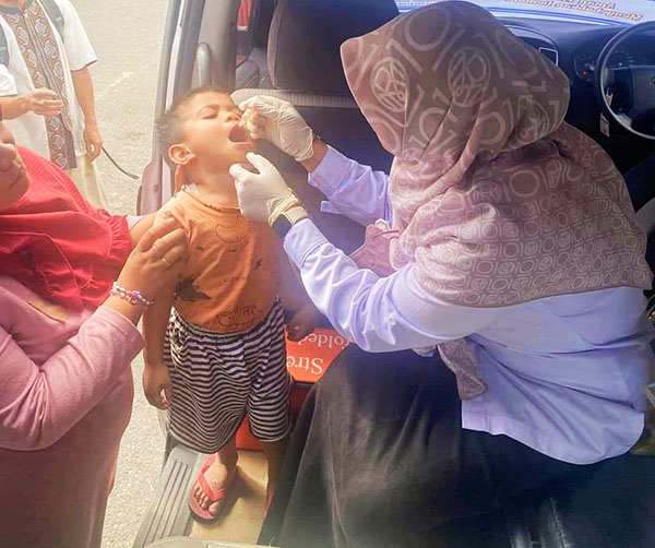 Pemberian PIN Polio, Dinkes Turun ke Lapangan dan Rumah Sasaran 1 IMUNISASI— Petugas Dinkes Kota Padangpanjang Turun ke lapangan untuk pemberian imunisasi pada anak.