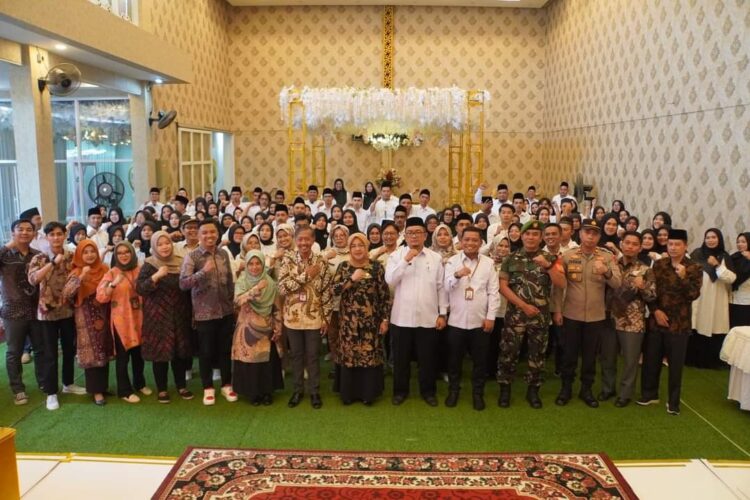 Awasi PSU Di Kota Padangpanjang, 112 PTPS PPB Dilantik Panwascam 1 PELANTIKAN— Jelang PSU Anggota DPD RI, Pengawas Tempat Pemungutan Suara (PTPS) se-Kecamatan Padangpanjang Barat (PPB) dilantik di Aula Pertemuan Mitra Penganten, Rabu (10/7).