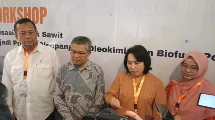 KETERANGAN PERS—Prof. Dr. Erliza, Kepala Divisi Teknologi Proses, Departemen Teknologi Industri Pertanian, Fakultas Teknologi Pertanian IPB University didampingi pemateri dari Pusat Penelitian Surfaktan dan Bioenergi (SBRC IPB University) bersama BPDPKS memberikan  keterangan pers saat kegiatan workshop, Kamis (4/7) di salah satu hotel di Padang.