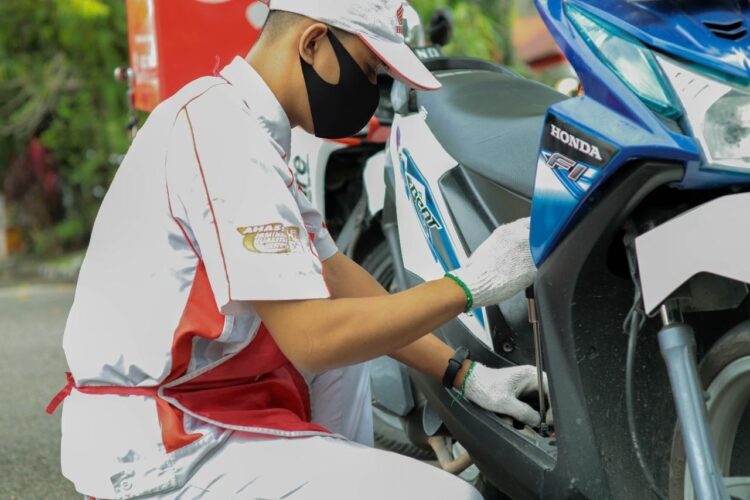 Motor ada Kendala di Jalan, Honda Care Menara Agung Siap Berikan Layanan di Mana saja 1 HONDA CARE-Mekanik Honda Care Menara Agung siap melayani konsumen yang mengalami kendala pada sepeda motornya.