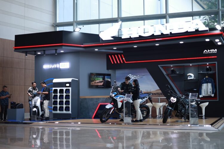 GIIAS 2024—  PT Astra Honda Motor (AHM) hadir di Gaikindo Indonesia International Auto Show (GIIAS) 2024 dengan menampilkan Honda EM1 e: dan deretan motor berteknologi tinggi lainnya.