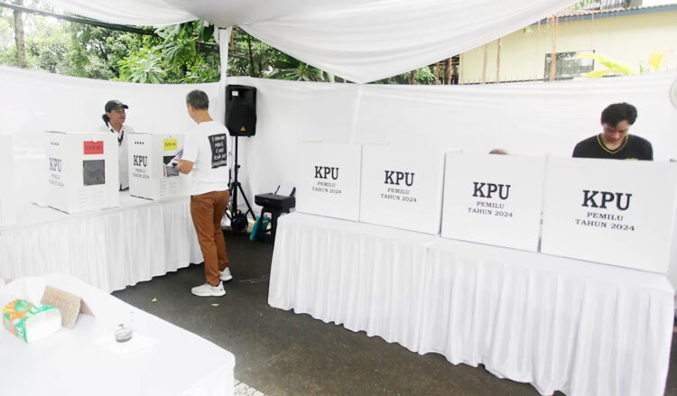 ILUSTRASI— Warga menggunakan 
hak pil ihnya di TPS.