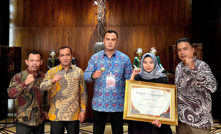 Diganjar Penghargaan oleh BKKBN, Rumah DataKu Nagari Taratak Baru Sijunjung Terbaik I Tingkat Nasional 1 TERIMA PENGHARGAAN— Bupati Sijunjung Benny Dwifa didampingi Kepala Dinas Roni Satria, Wali Nagari Taratak Baru dan Pengelola Rumah Dataku Nagari Taratak Baru usai menerima penghargaan dari BKKBN RI.