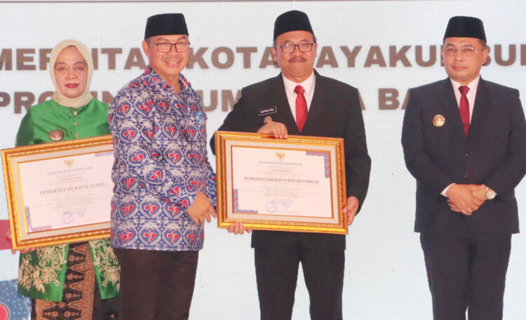 TERIMA PENGHARGAAN— Pj Wali Kota Payakumbuh Suprayitno, menerima penghargaan Indeks Pembangunan Keluarga (iBangga) dari Kepala BKKBN Hasto Wardoyo.