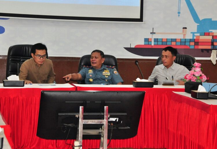 ARAHAN—Komandan Pangkalan Utama TNI AL (Danlantamal) II Padang Laksamana Pertama TNI Syufenri.S.Sos.,M.Si. saat memberikan arahan saat diskusi di PT Pelindo Telukbayur.