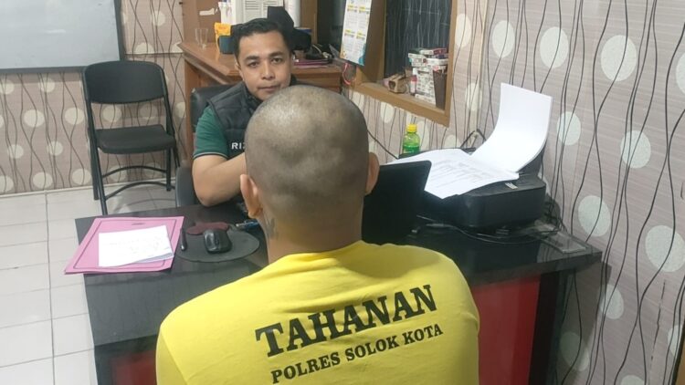Sadis! Suami Bunuh Istri sedang Hamil 8 Bulan, Berpura-pura Histeris dan Berdalih karena Sakit, Ngaku Sakit Hati dengan Perkataan Korban 1 BUNUH ISTRI— Pelaku Riski (22) yang tega membunuh istrinya di ditangkap jajaran Polres Solok Kota. Sementara di TKP, sudah dipasang garis polisi.