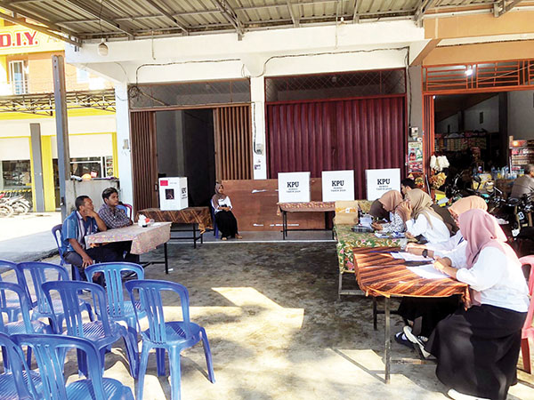 PSU DPD RI di Pasaman Barat, Partisipasi Pemilih Rata-Rata 20 hingga 30 Persen 1 SEPI— Suasana salah satu TPS di Kabupaten Pasaman Barat yang sepi saat pelaksanaan PSU DPD RI, Sabtu (13/7).