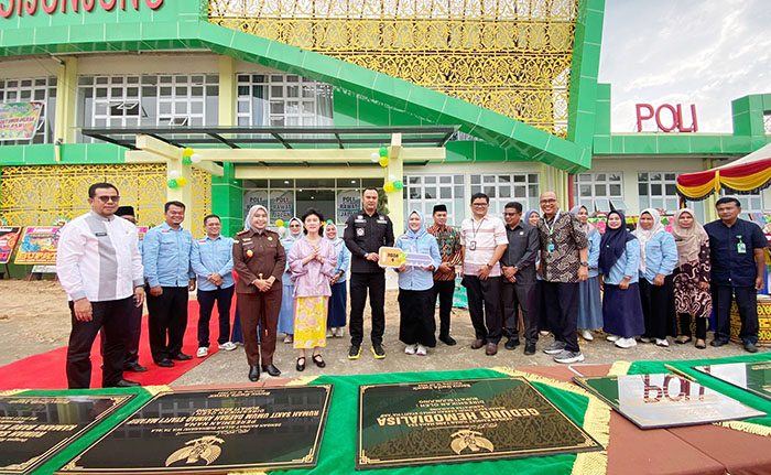 RSUD Kamang Baru Resmi Beroperasi, Sijunjung Kini Miliki 2 Rumah Sakit Umum, Bupati Benny: Semoga jadi Lambang Kebangkitan Kesehatan Ranah Lansek Manih 1 MERESMIKAN— Bupati Sijunjung Benny Dwifa dan Wabup Irradattilah meresmikan RSUD Kamang Baru. Dengan demikian masyarakat Sijunjung diharapkan bisa mendapatkan pelayanan kesehatan maksimal.