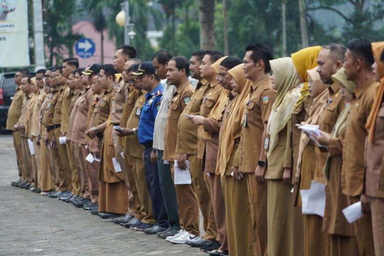 Pemkab Solok Selatan Harap tak Ada ASN Solsel Terlibat Judi Online 1 PESERTA—Terlihat peserta apel gabungan ASN dengarkan arahan Bupati Solok Selatan H. Khairunas di halaman kantor Bupati Solok Selatan, Senin (15/7).