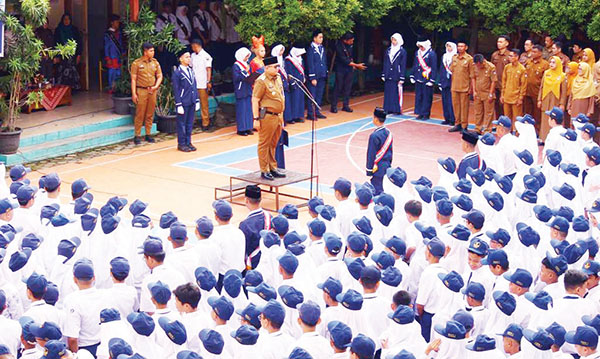 PEMBUKAAN MPLS— Pj Wako Padang Andree Algamar, membuka kegiatan MPLS di SMPN 1 Padang, Senin (15/7) pagi.