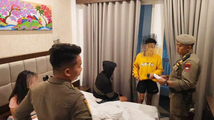 21 Muda Mudi Diamankan di Kamar Hotel 1 DIGEREBEK DI HOTEL— Petugas Satpol PP mengamankan 21 orang muda-mudi, diantaranya sembilan pasangan dan ada juga dua orang laki laki serta satu perempuan berada dalam satu kamar hotel tanpa memiliki ikatan pernikahan, Selasa (16/7) dinihari WIB