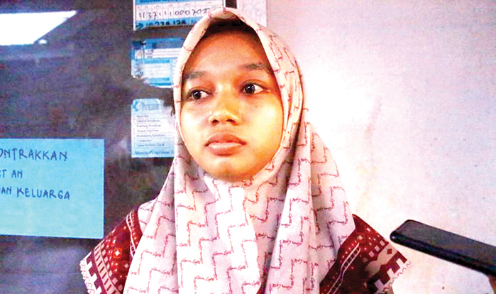 Berhentikan Dua Guru Honorer Tanpa SP, Kepsek MIN 1 Padang Langgar SPK Kemenag, Nana: Sebelum Saya Dipecat, Guru Pengganti sudah Ada 1 DIWAWANCARA WARTAWAN— Apriana Saputri (25), guru Honorer MIN 1Padang yang dipecat sebelah pihak oleh Kepsek, memberi keterangan saat diwawancara wartawan, kemarin.