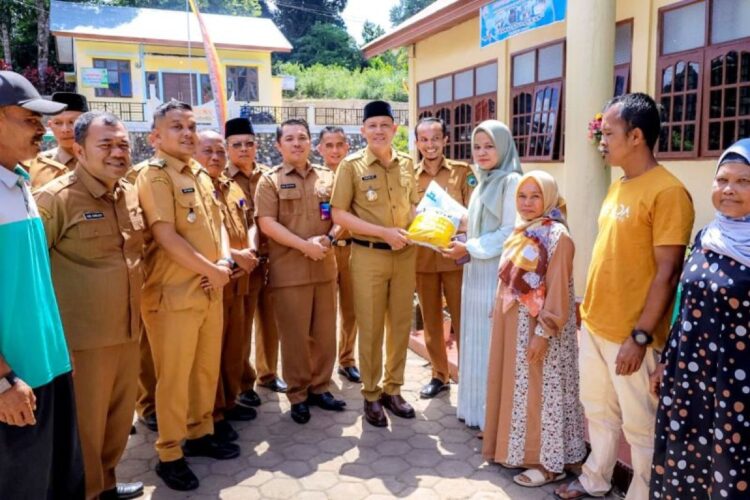 Tingkatkan Kesejahteraan Petani Pasaman, Bupati Serahkan Bantuan Bibit Jagung 1 SERAHKAN BIBIT JANGUNG--Bupati Pasaman Sabar As saat menyerahkan bantuan bibit jagung.