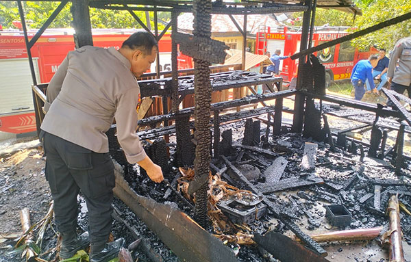 Warung Kopi jadi Arang di Sijunjung 1 KEBAKARAN— Kondisi warung kopi yang mengalami kebakaran di Jorong Koto Tuo, Nagari Tanjung, Kecamatan Koto VII, Kabupaten Sijunjung.