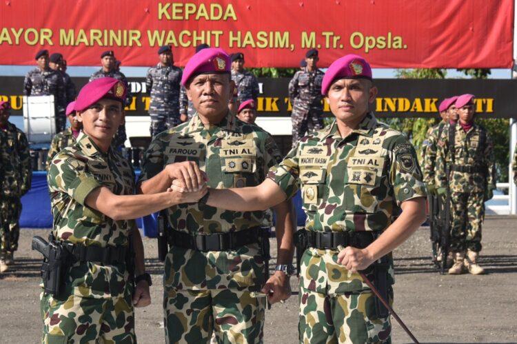 Dan Pasmar Serahkan Tongkat Komando Yonmarhanlan II, Umar Farouq: Dukung Tugas Komandan Baru Mu! 1 SALAM KOMANDO— Komandan Pasmar 1 Brigjen TNI (Mar) Umar Farouq, S.A.P., CHRMP., M.Tr.Opsla., M.Han, usai melantik Danyonmarhanlan II yang baru, lakukan salam komando dengan pejabat lama Mayor Marinir Deny Aprianto Putro, M Tr Opsla bersama pejabat baru Mayor Marinir Wachit Hasim, M Tr Opsla, Kamis (25/7).