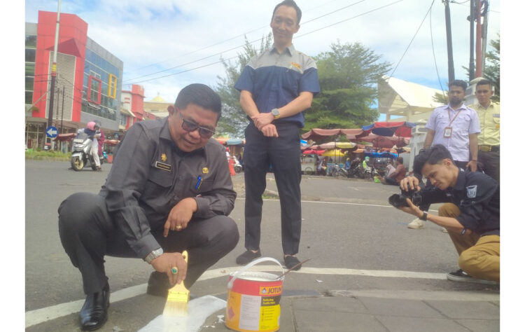 PENGECATAN BALAIKOTA— Pj Sekda Kota Padang Yosefriawan, meninjau proses pengecatan gedung Balaikota lama di jalan M Yamin, Selasa (16/7).