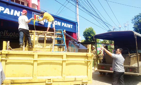 30 Reklame Tidak Berizin dan Habis Masa Tayang Ditertibkan di Kota Padang 1 PEMASANGAN STIKER— Petugas Bapenda dan Satpol PP melakukan pengawasan iklan dan papan reklame di kawasan Simpang Haru, Kecamatan Padang Timur, dengan memasang stiker bagi wajib pajak yang melakukan tunggakan, Selasa (30/7).
