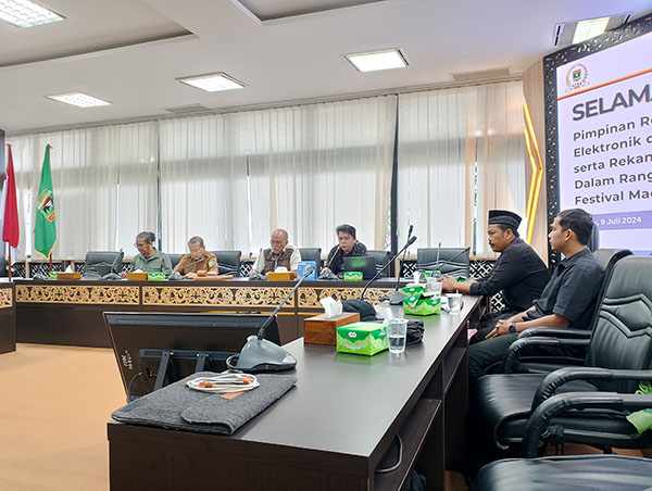 Membuka Tabir Misteri 4000 Tahun SM di Nagari “Seribu Menhir”, Festival Maek Hadirkan Arkeolog Dunia 1 Festival Maek--Konferensi pers dalam Sosialisasi Festival Maek. Hadir ketua DPRD Sumbar, Supardi, Kadis Kebudayaan Sumbar, Jefrinal Arifin, Direktur Festival Maek Donny Eros Djarot dan Kabag Persidangan dan Perundang-undangan DPRD Sumbar, Zardi Syahrir.
