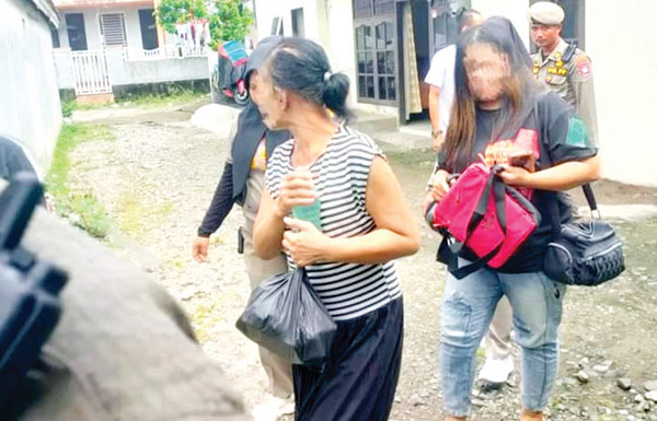 Diduga Sediakan Layanan Plus-plus, Pol PP Amankan 2 Wanita Panti Pijat di Dobi 1 RESAHKAN WARGA— Petugas Satpol PP membawa dua wanita yang bekerja di panti pijat, di kawasan Dobi, Kampung Pondok. Keberadaan panti pijat tersebut sudah meresahkan warga karena diduga menyediakan layanan plus-plus.