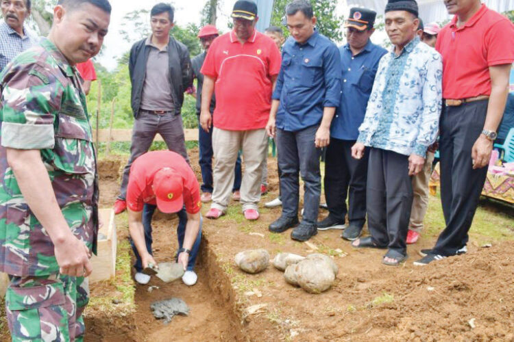 Ikut Menyumbang untuk Program Bedah Rumah, Bupati Agam Apresiasi Pemnag Gadut 1 PELETAKAN BATU PERTAMA— Bupati Agam, Andri Warman melakukan peletakan batu pertama program bedah rumah di Nagari Gadut, Kecamatan Tilatang Kamang, Minggu (14/7).