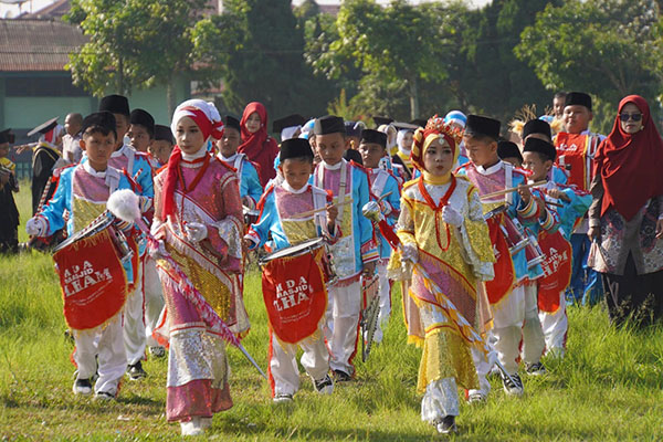 Ratusan Santri TPQ, MDA, Rumah Tahfiz Ikuti Khatam Quran Bersama 1 PAWAI—Terlihat para santri pawai memperlihatkan kemahirannya dalam drum band dalama rangkaian kegiatan Khatam Al-Qur’an, Sabtu (20/7).