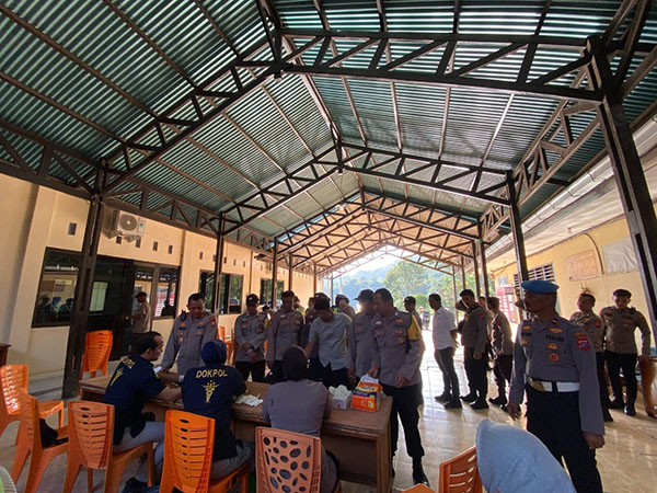 Identifikasi Penyalahgunaan Narkoba, Ratusan Personel Polres Sawahlunto Jalani Pemeriksaan Urine 1 JALANI TES URINE— Personel Polres Sawahlunto saat melakukan pemeriksaan dan pengecekan terhadap urin oleh Tim Biddokkes Polda Sumbar dan Tim Dokkes Polres Sawahlunto, Rabu dan Kamis (24-25/7)