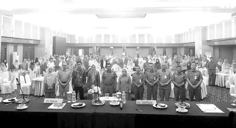 KOPERASI BERPRESTASI— Kadis Koperasi dan UKM Kota Padang Fauzan Ibnovi berfoto bersama usai memberikan sambutan dalam Presentasi Pemenang Penilaian Koperasi Berprestasi 2024 Tingkat Kota Padang, Senin (8/7).