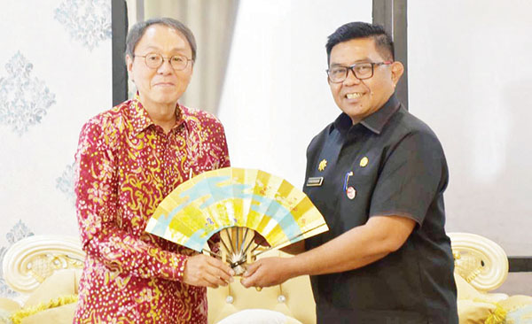 KUNJUNGAN KONSULAT JEPANG— Penjabat (Pj) Sekretaris Daerah Kota Padang Yosefriawan, menerima kunjungan kerja Konsulat Jenderal Jepang Takonai Susumu, di di Rumah Dinas Wali Kota Padang, Selasa (9/7).