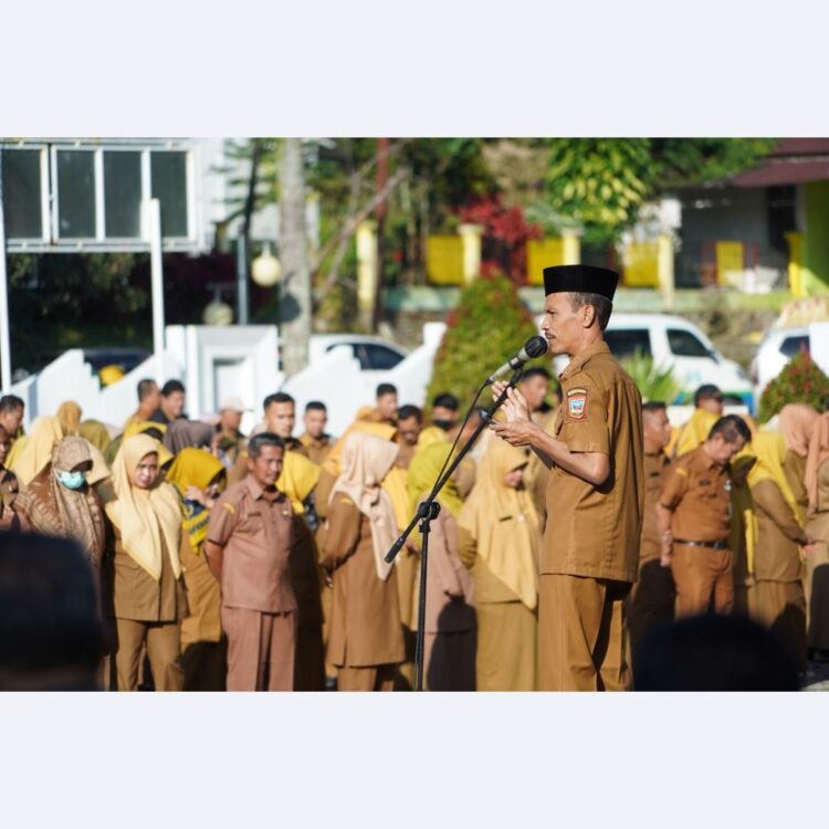 Wabup Yulian Efi: Jaga Integritas, Disiplin dan Komitmen 1 SAMBUTAN—Wakil Bupati Solok Selatan H. Yulian Efi berikan sambutan saat apel gabungan ASN di halaman kantor bupati Solok Selatan.