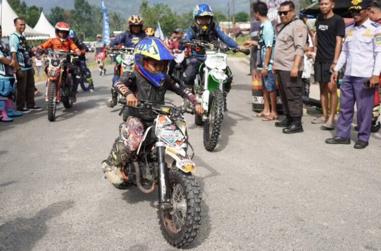 JELAJAH ADVENTURE— Lebih dari 500 Crosser dari Sumatera dan Jawa mengikuti kegiatan Jelajah Adventure Kawasan Seribu Rumah Gadang yang digelar oleh Adventure Trabas Club (ATC) Solok Selatan, Minggu (21/7).