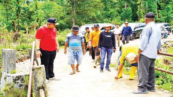 PENINJAUAN JALAN— Penjabat (Pj) Wali Kota Padang Andree Algamar, melakukan peninjauan jalan menuju Kampung Kandang Dama Kelurahan Bungus Timur, RT 04 RW 06, Kecamatan Bungus Teluk Kabung, yang selesai dibangun, Minggu (30/6).