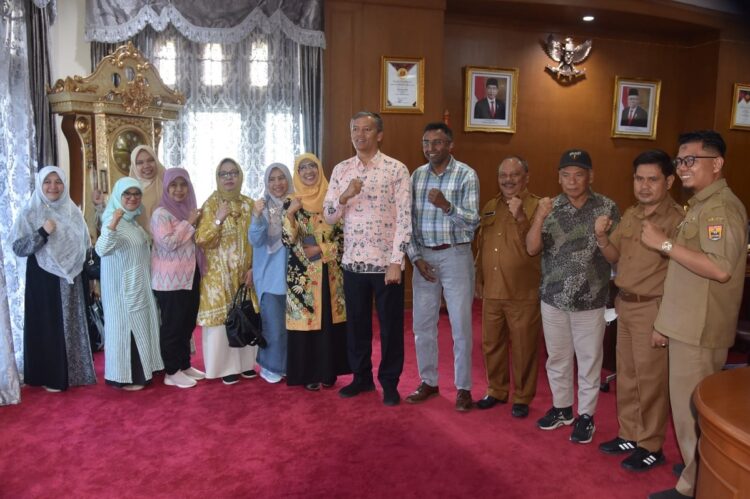 Kembangkan Smart City, Pemko Pariaman Jalin Kerja Sama dengan Unand dan SUMS 1 KUNJUNGAN —Pj Walikota Pariaman Roberia,didampingi Kadis Kominfo Kota Pariaman Noviardi dan Kabid E-govermen Reza Novandri, menyambut dan menerima kunjungan Prof.Dr.Kelum Jayasinghe dari Shefiield University Management School (SUMS) dan Asniarti Bahari beserta Tim dari Universitas Andalas.